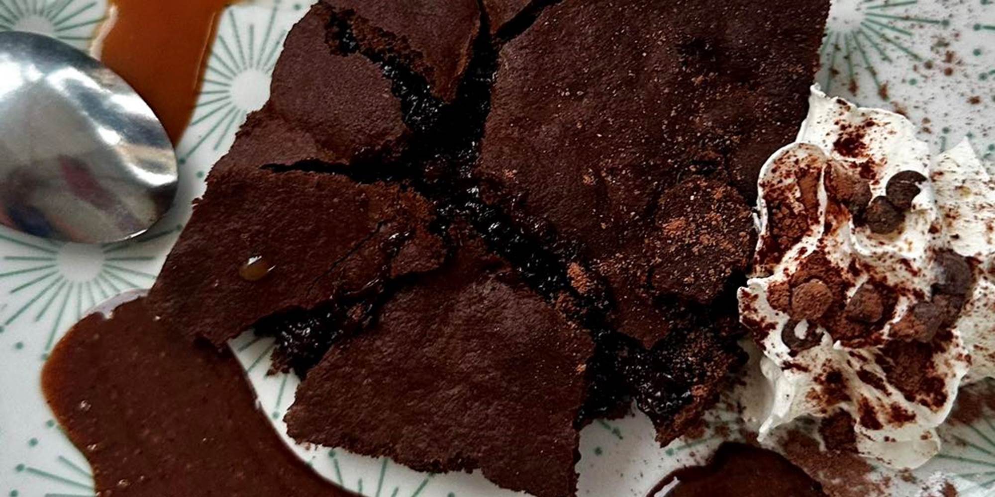 Fondant au Chocolat Maison avec nos fameuses sauces Maison : Caramel Beurre salé et Pâte à Tartiner "Deluxe" 60% de Noisettes supérieures bio.