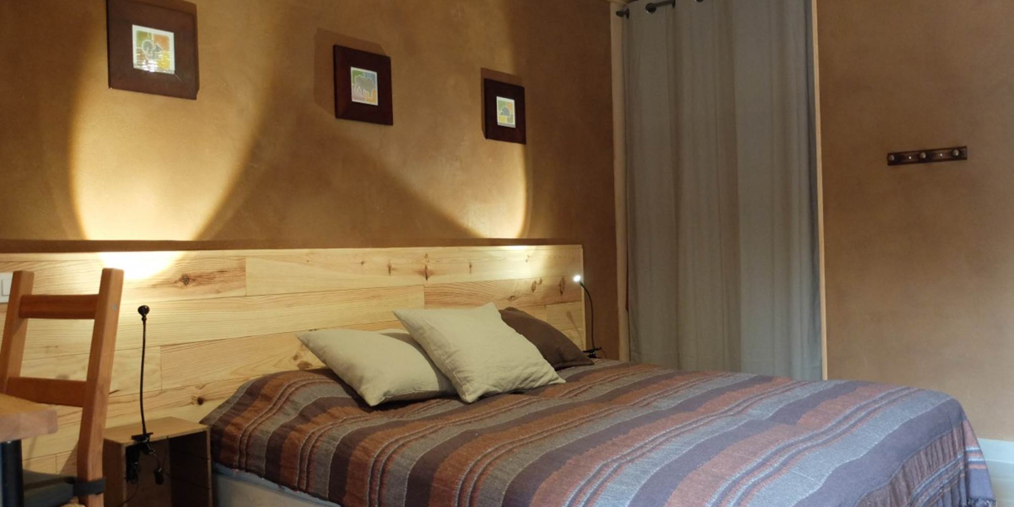 La chambre nord de l'Ecogîte 1000 Pailles en configuration literie 160