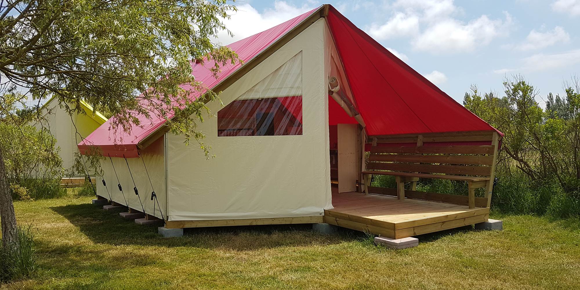 tente-lodge-fushia-familial-camping-les-chagnelles-nature-insolite-en-vendee-85