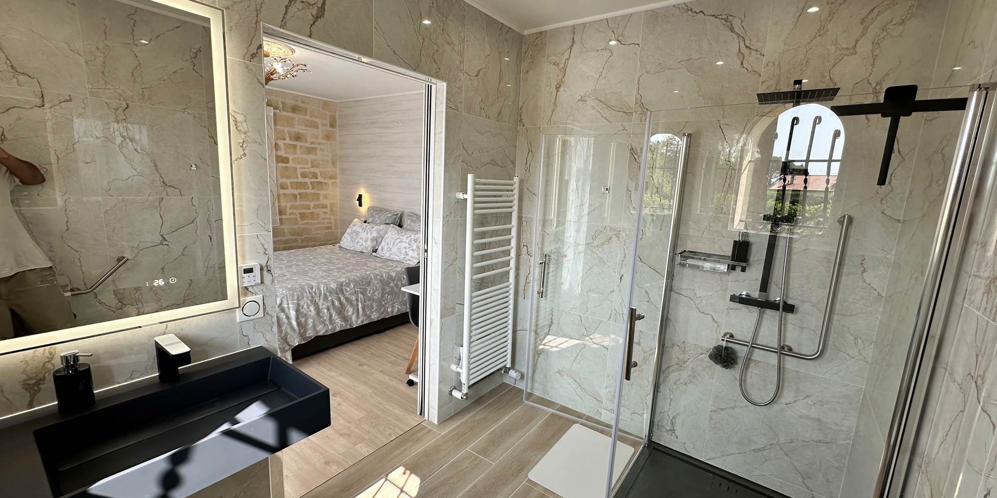 salle-de-bain-raphael-lavabo-douche-pmr_mas-des-anges_soussans-margaux_pmr-handicap_luxueuse