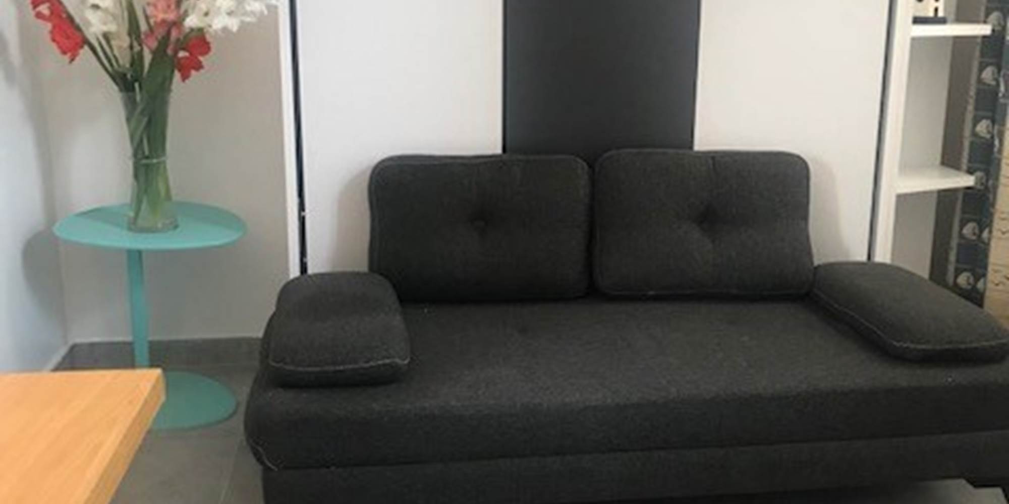 Studio – Coin salon avec charme rétais Ambiance chaleureuse et touche marine dans cet espace modulable en plein centre piéton. Confort assuré pour un séjour paisible à La Flotte