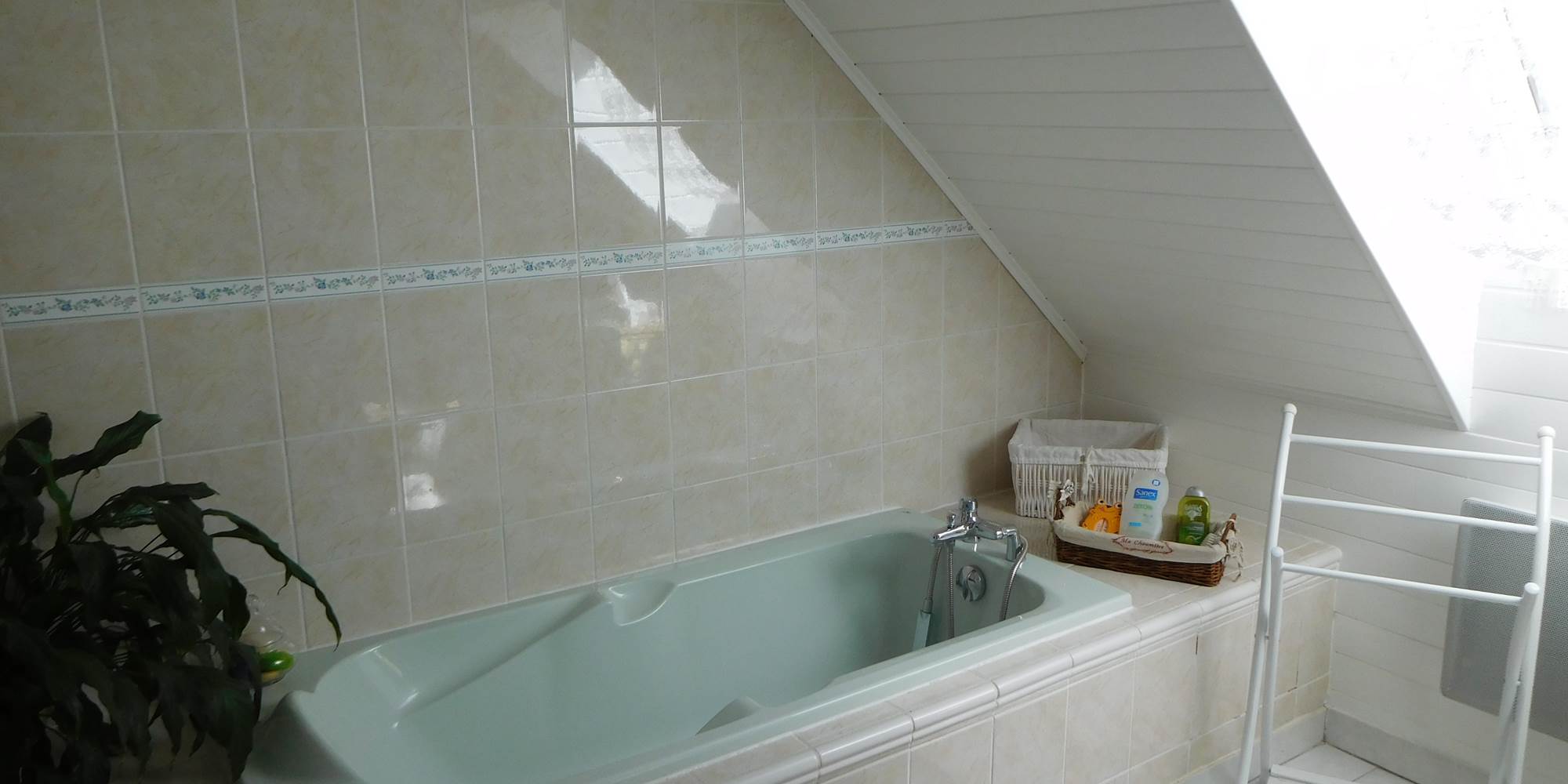Salle de bain privée de la chambre du Levant  très spacieuse