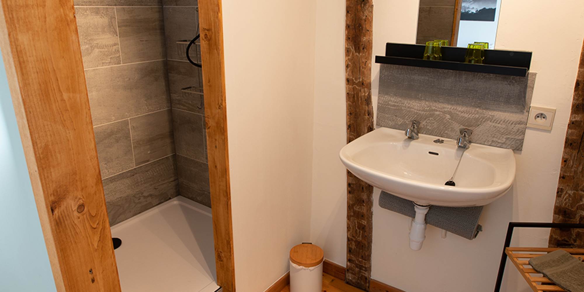 Chambre les peupliers 2 personnes vue du coin douche