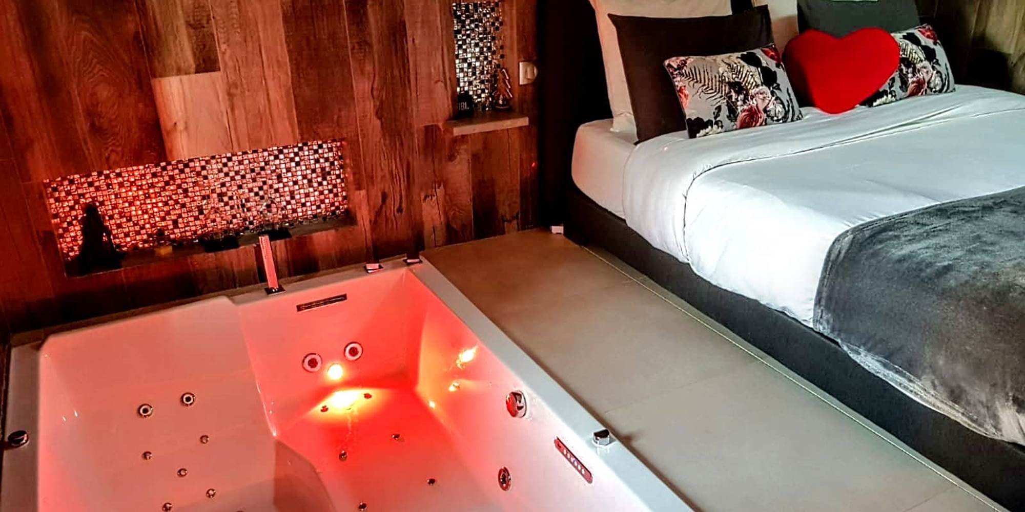 le lit et son coeur avec le jacuzzi