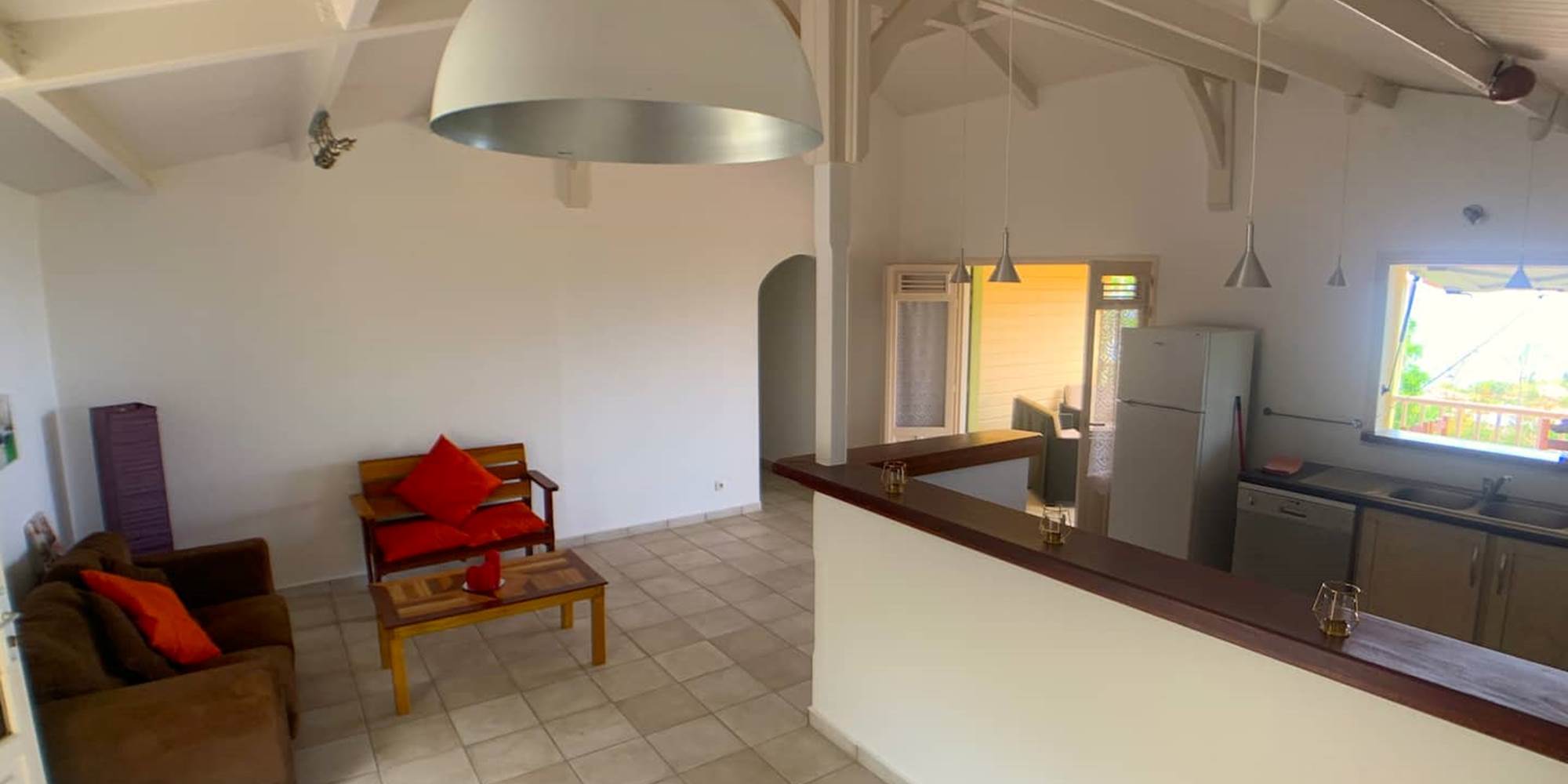 Séjour et cuisine ouverts sur la terrasse