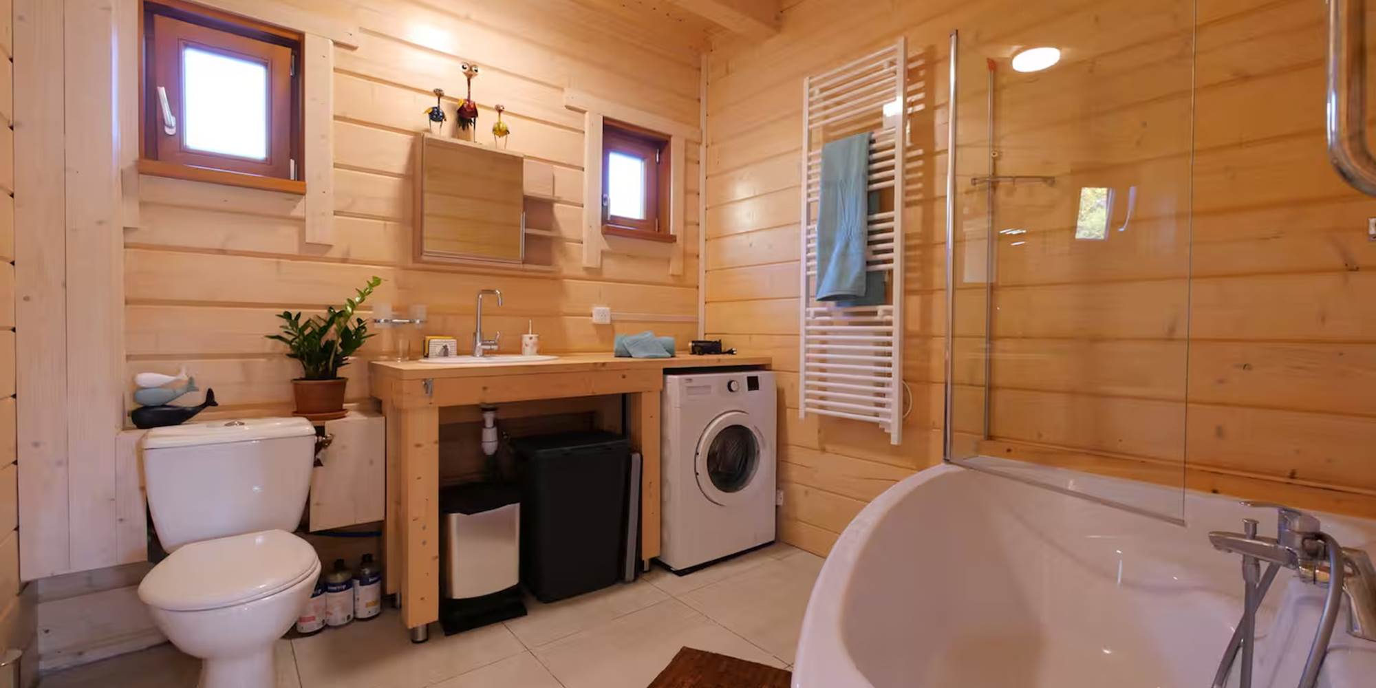 Salle de bain avec baignoire d'angle et WC