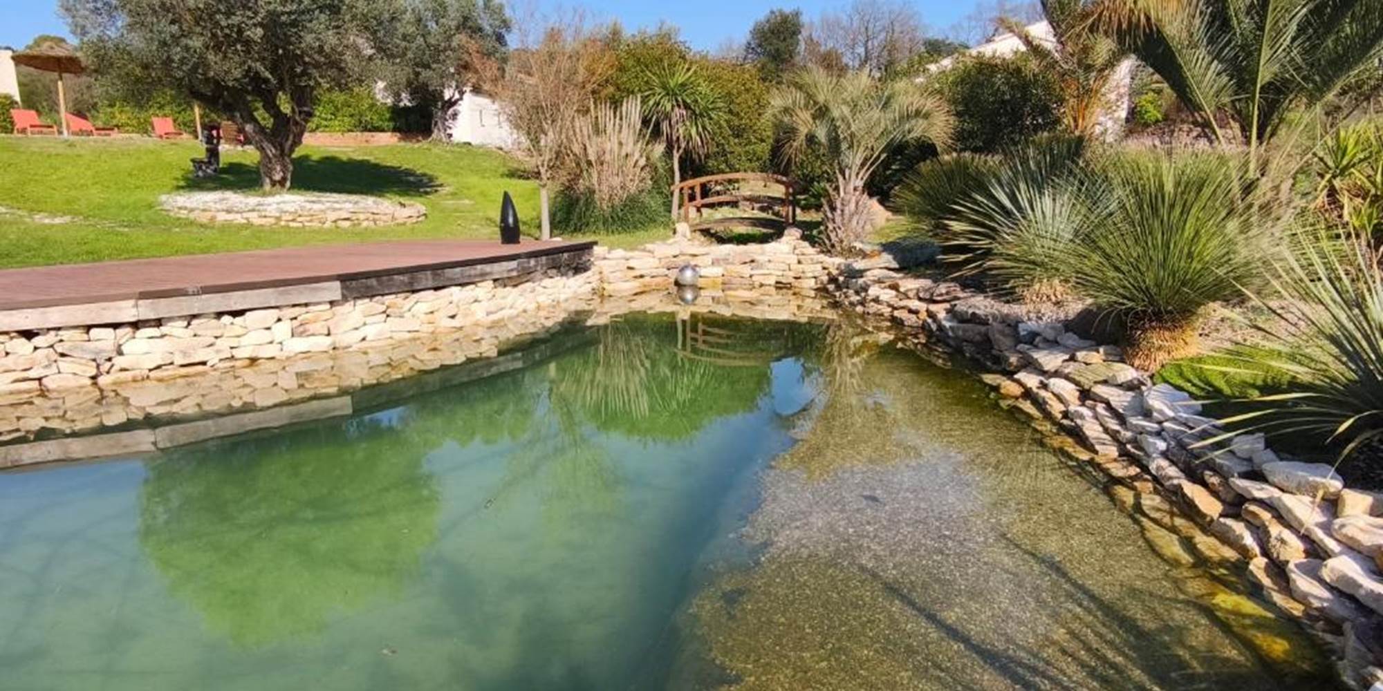 Jardin arboré privé et clôturé