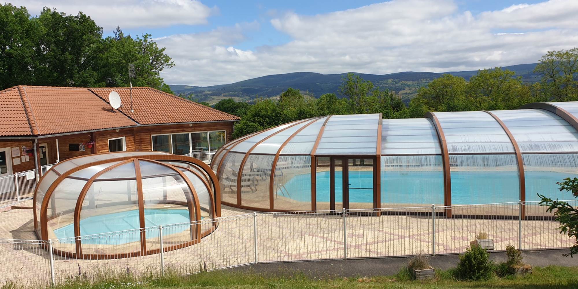 Les abris de piscine ont retrouvé tout leur éclat (photo mai 2022)