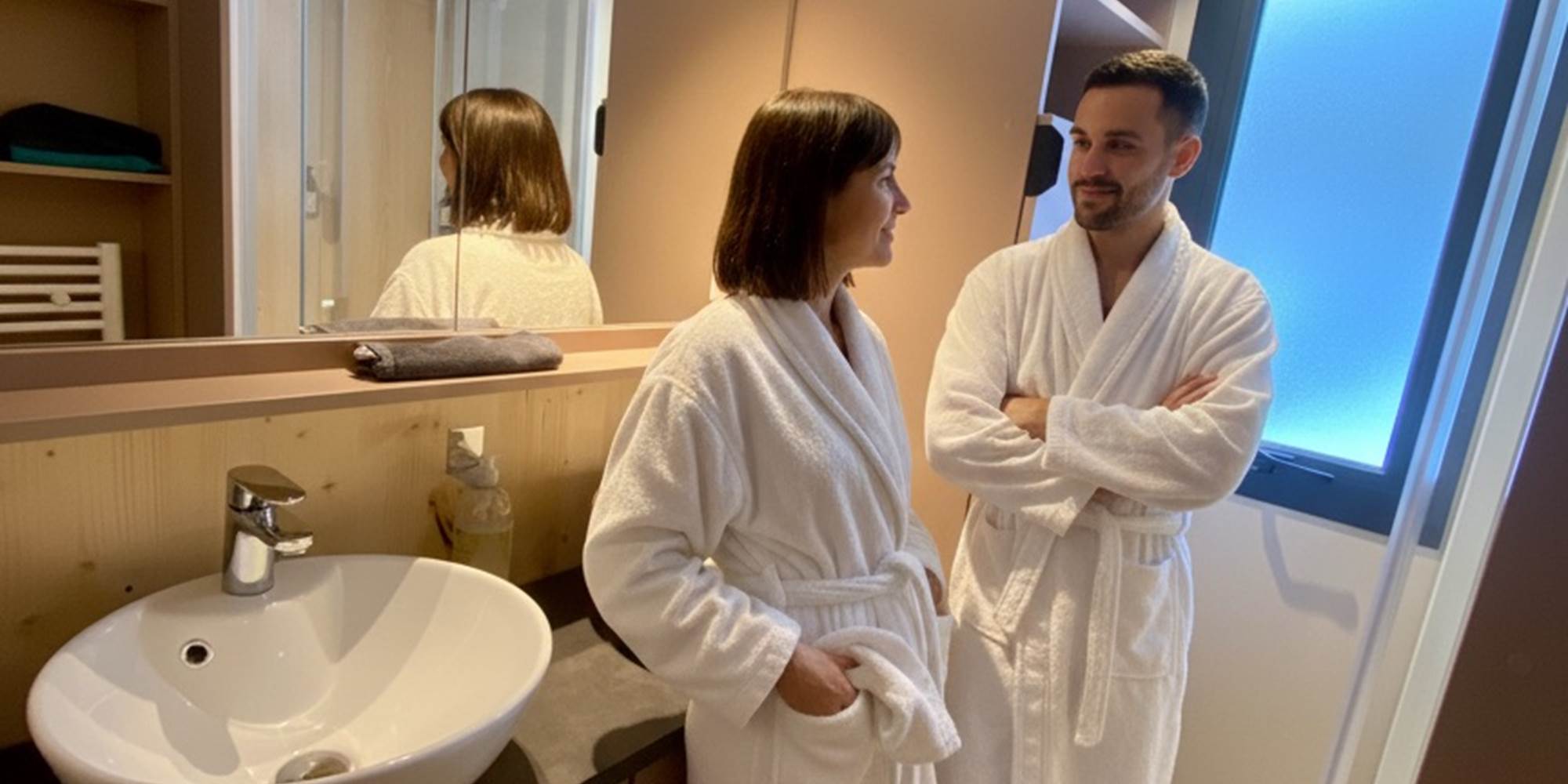 Salle de bain avec douche italienne et double vasque