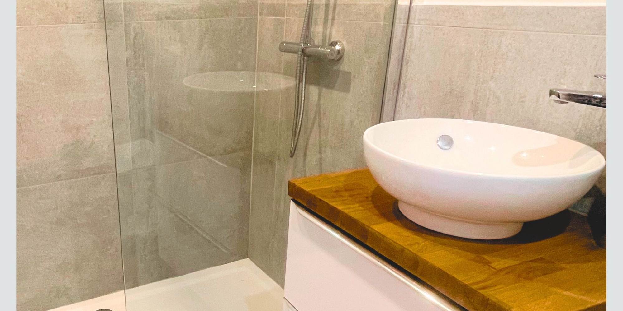 Salle d’eau du studio – Confort et modernité au cœur du village Douche vitrée, vasque design et ambiance zen pour un séjour tout en douceur à La Flotte, Île de Ré.