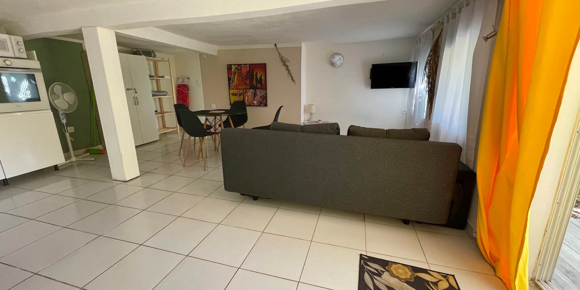 Vue du séjour - Espace nuit derrière le mur