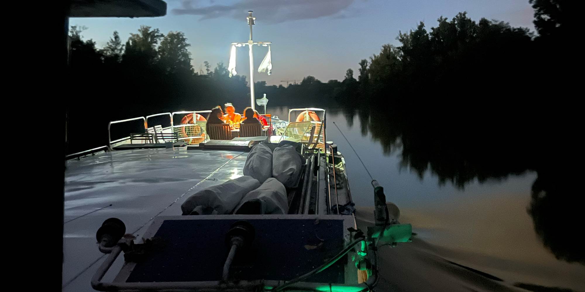 Navigation au coucher du soleil à bord du Gaïa