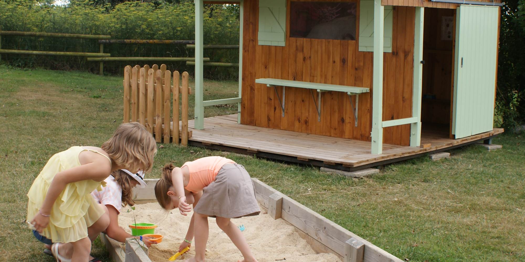 CABANE ET BAC A SABLE