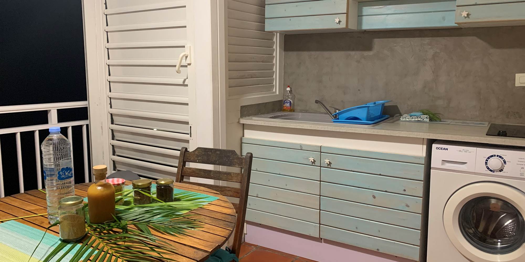 Cuisine extérieure avec lave-linge