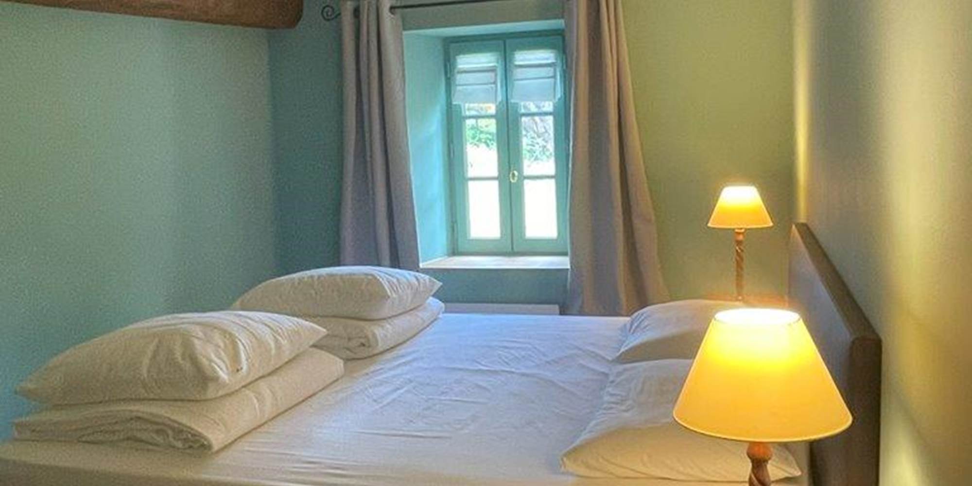 Chambre lit double, étage, salle de bain privative, vue jardin, vignoble, chambres d'hôtes