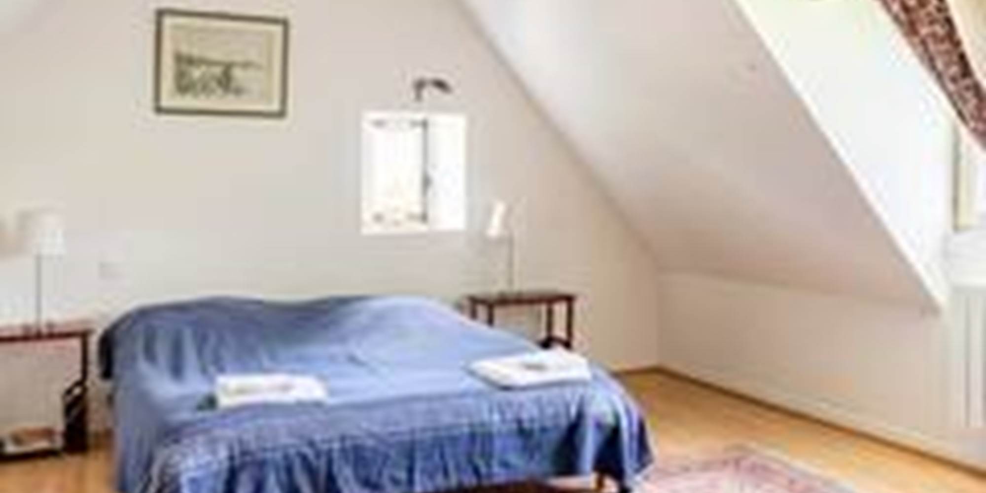 Grande chambre avec un grand lit