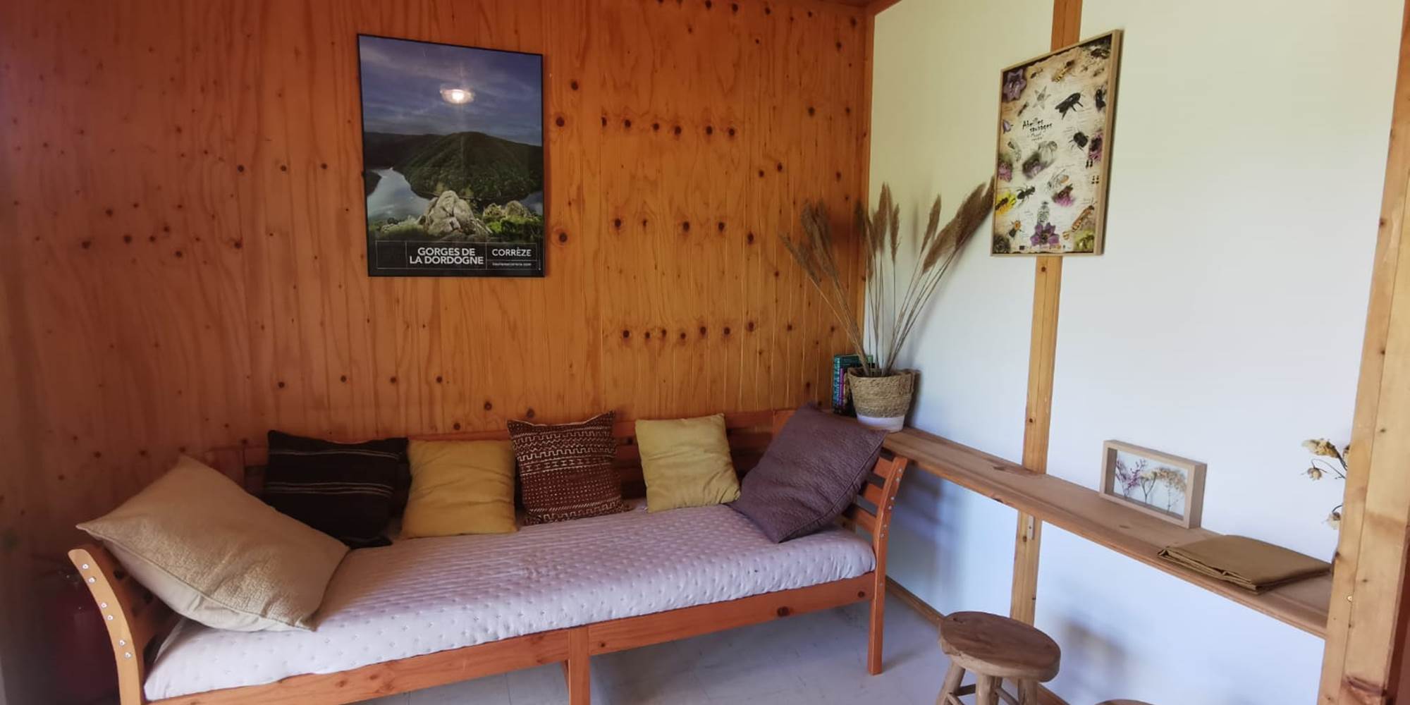 Salon et coin bureau