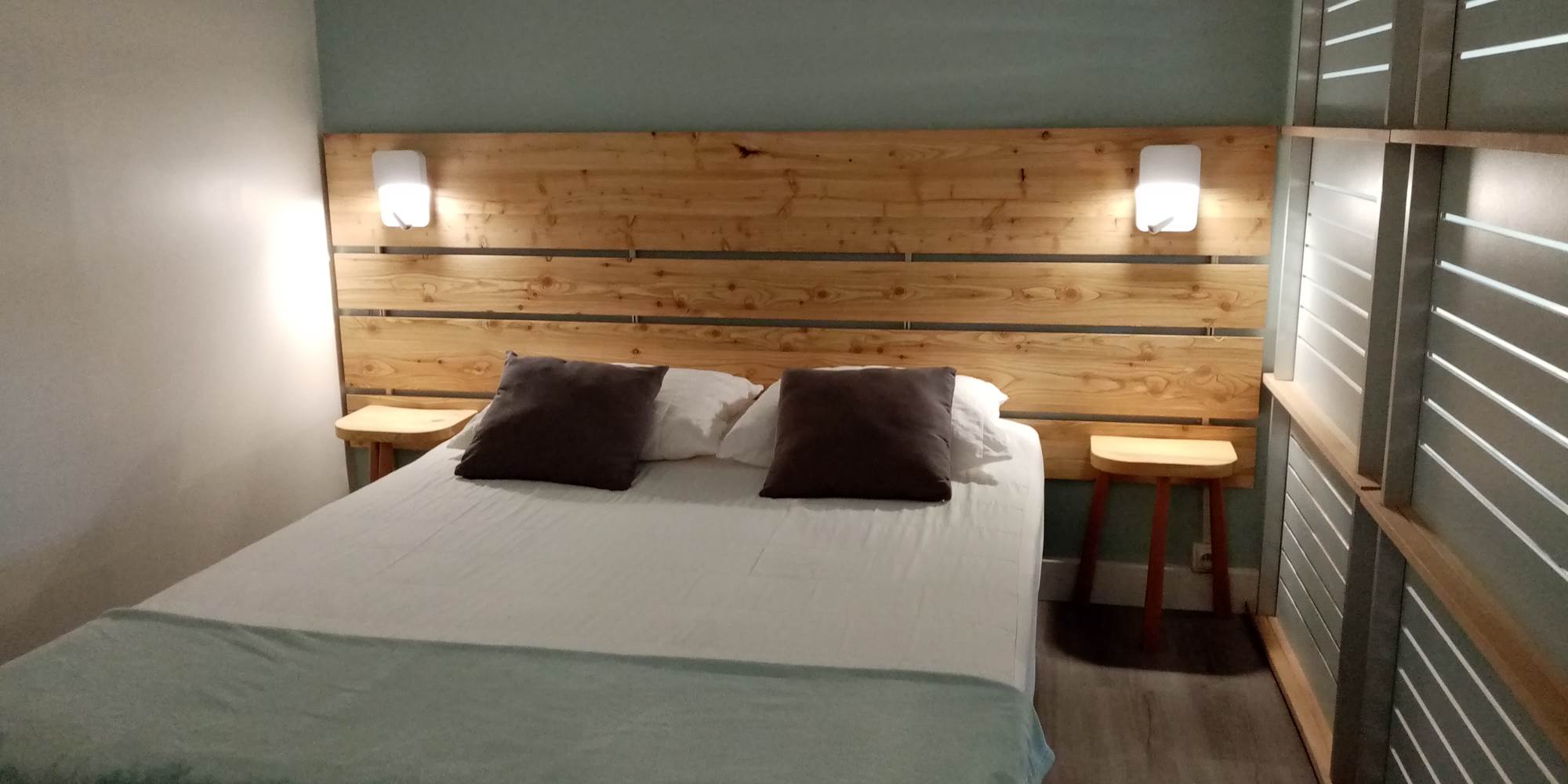 Espace Nuit, prise USB dans chaque applique/liseuse, matelas à mémoire de forme