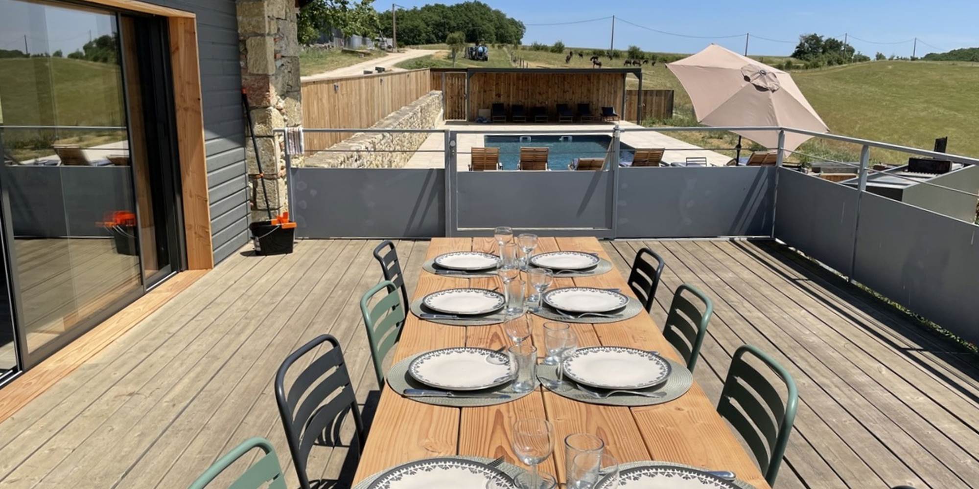 Terrasse gîte table repas