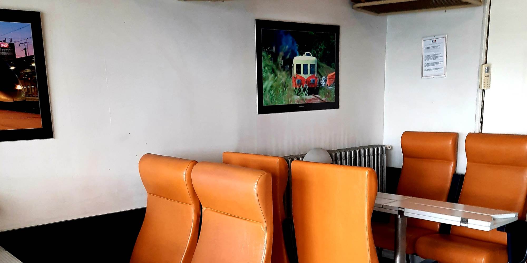 Banquette et tablette dans le bar