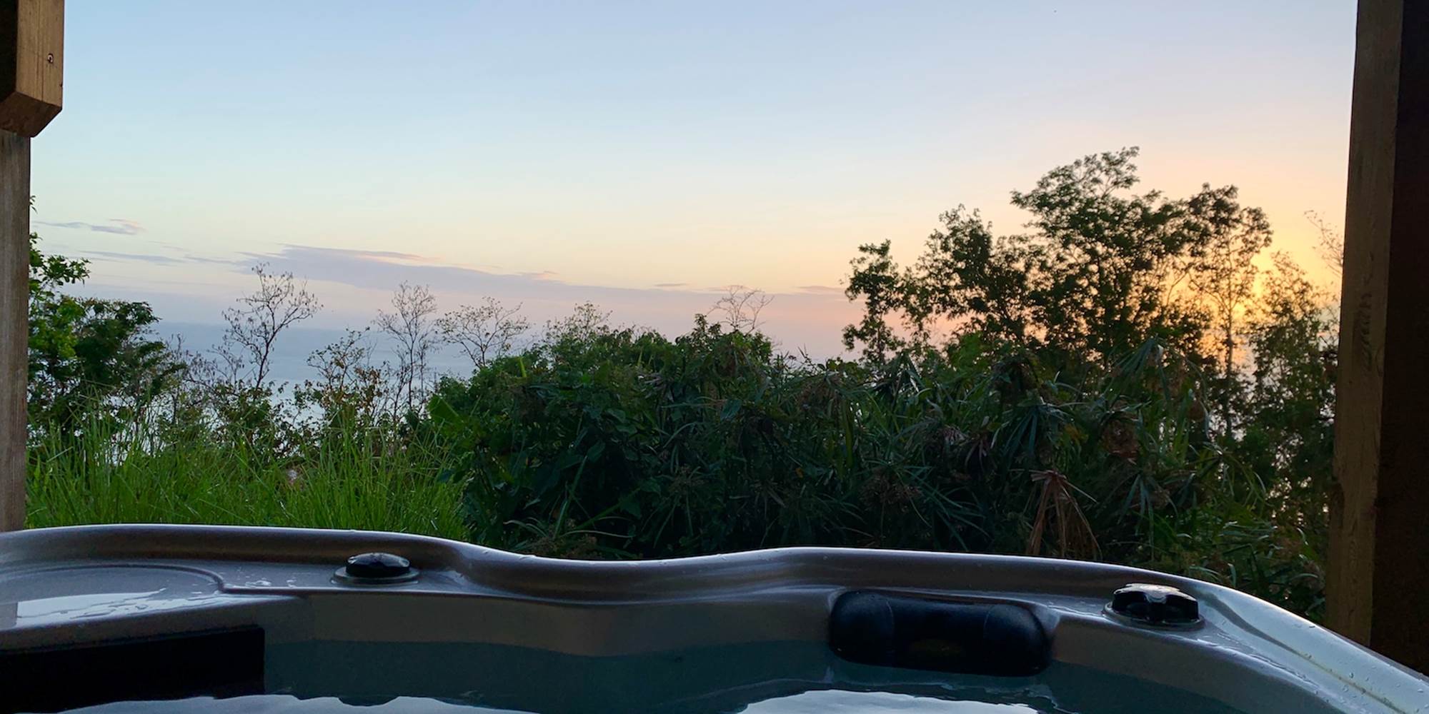 Profitez de couchers de soleil unique en sirotant votre ti-punch dans votre spa privatif