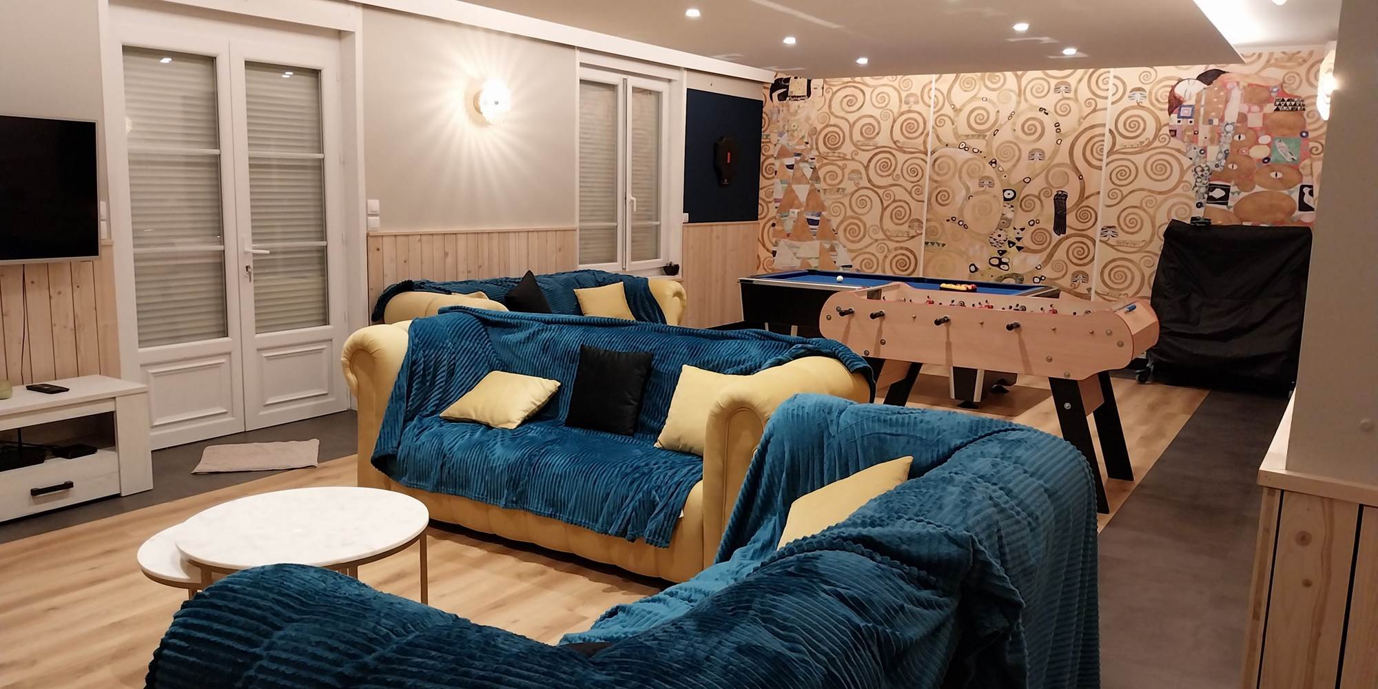 Vue depuis le coin salon : un espace chaleureux et spacieux, parfait pour se retrouver en famille dans notre gîte de groupe du Pas-de-Calais.