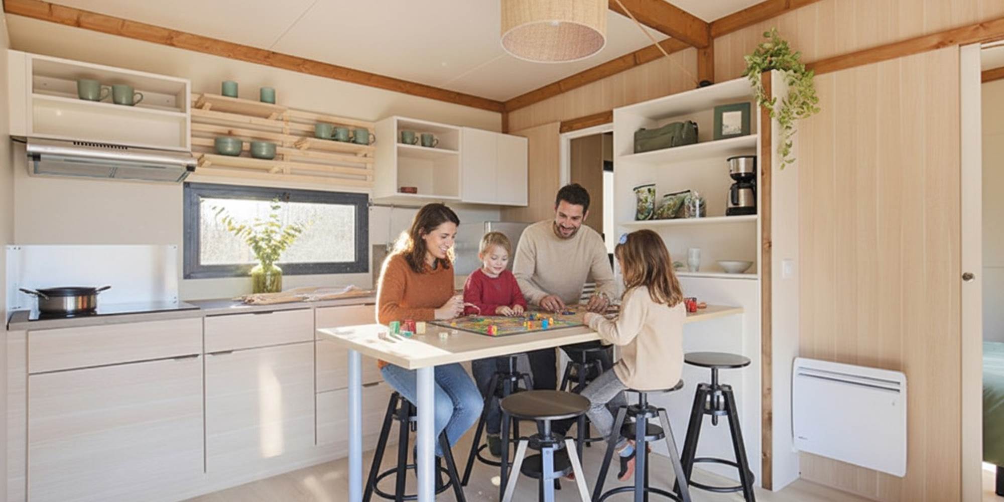 Coin repas avec sa cuisine toute équipée