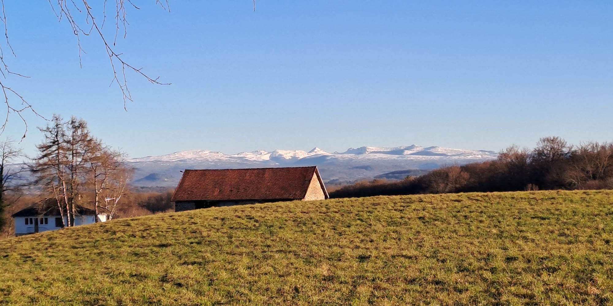 Les monts du Cantal enneigés