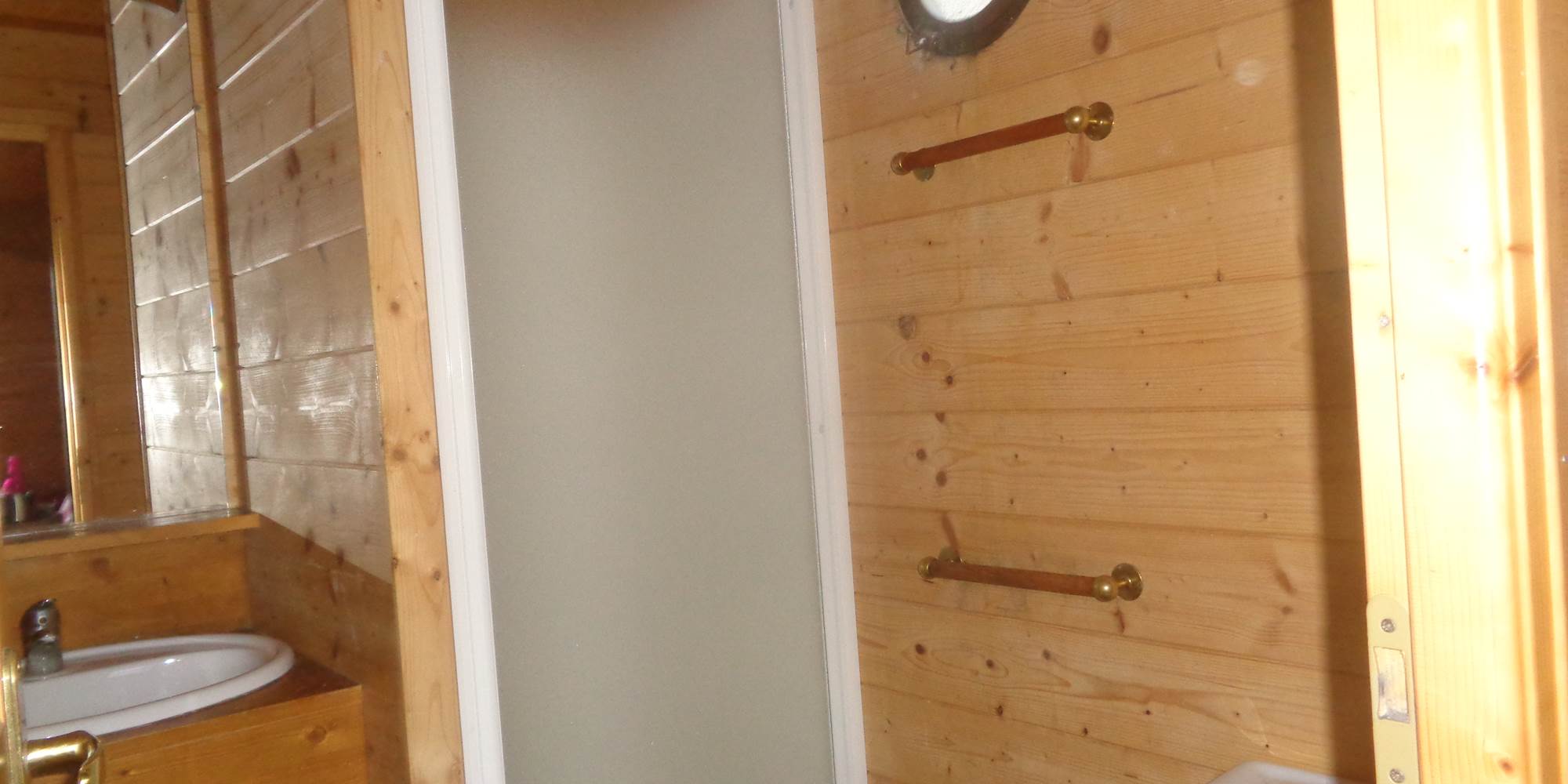 roulotte Campagne et Bois, salle de bain, vue sur la douche et le lavabo
