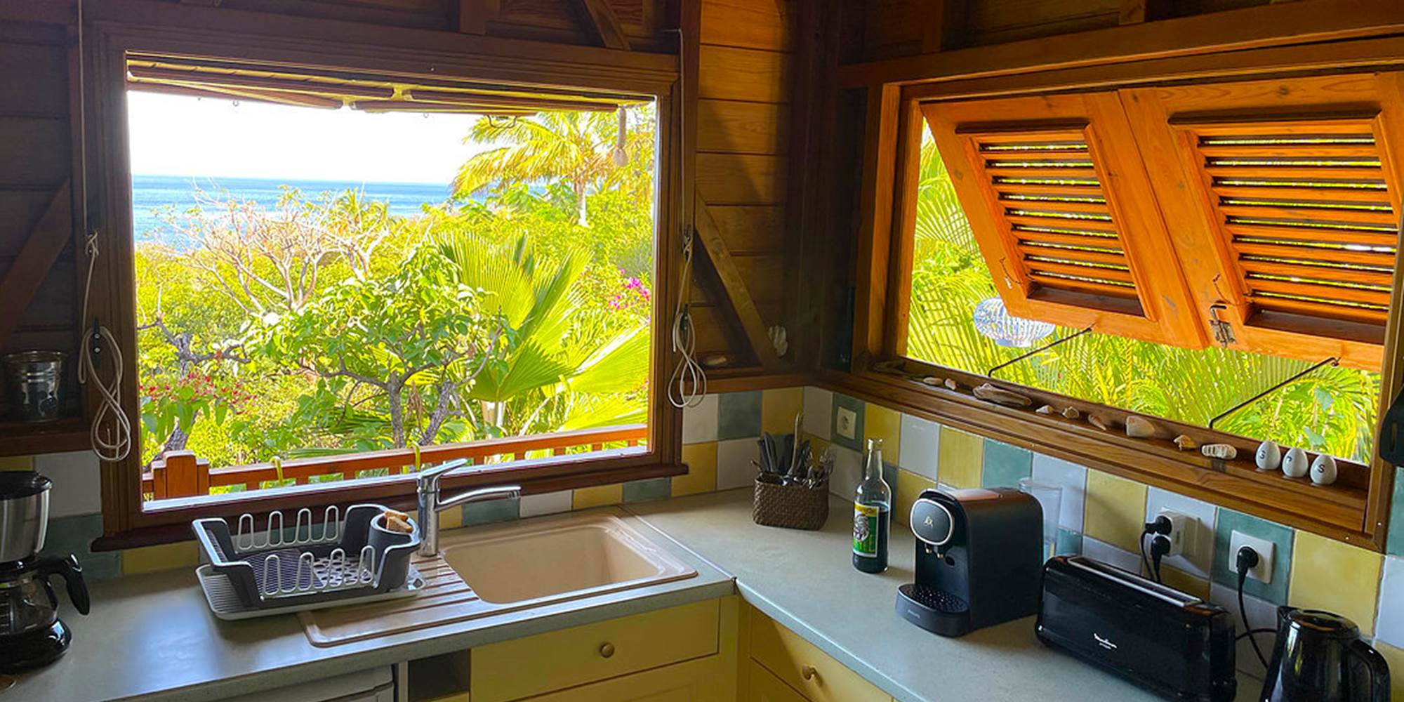 Cuisine avec vue jardin et mer