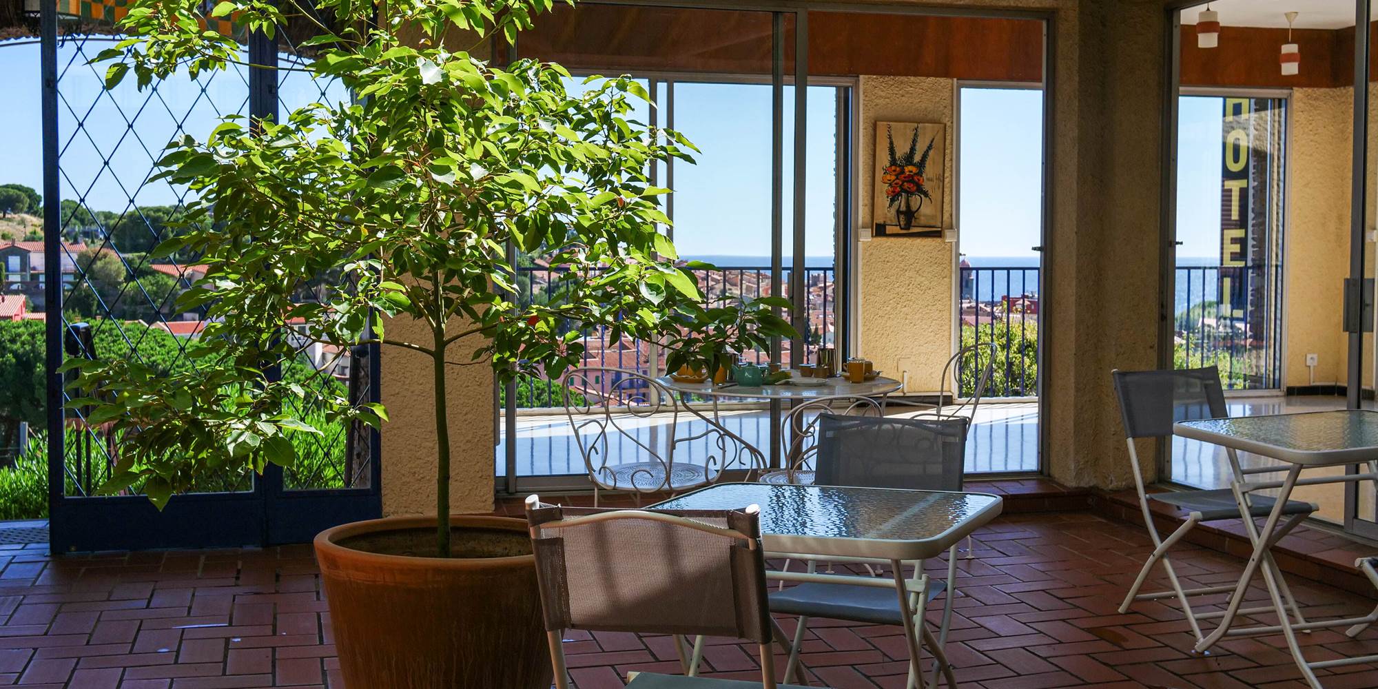 Patio verdoyant avec vue sur Collioure et la mer
