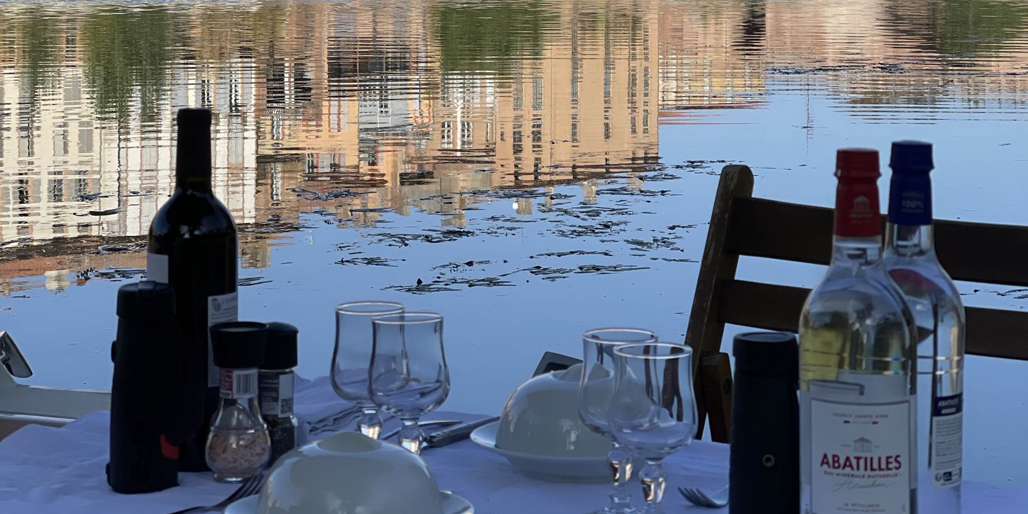 Table pour deux dressée à bord de l'Helios Explorer