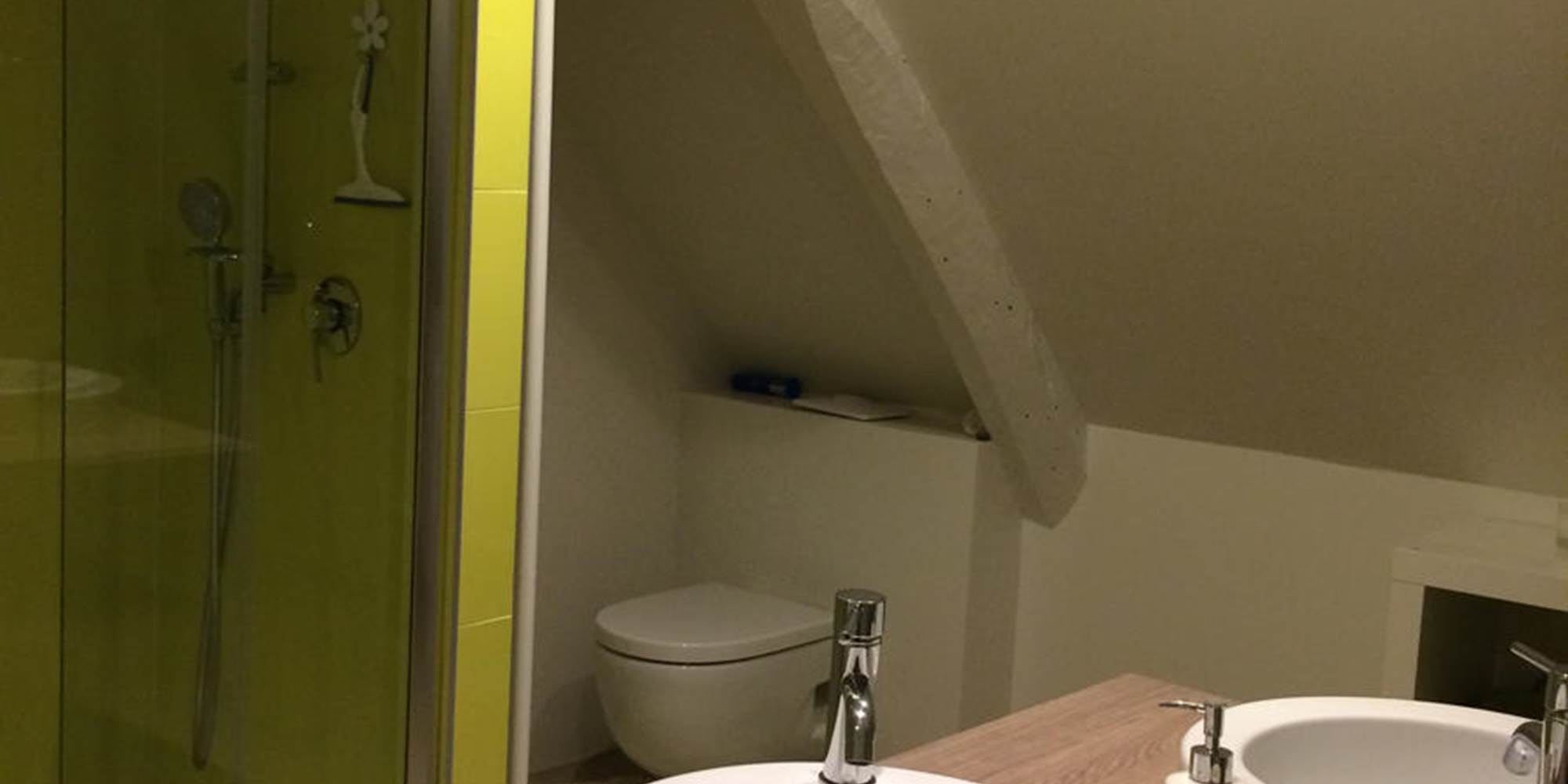 25_ Détail de la salle de bain