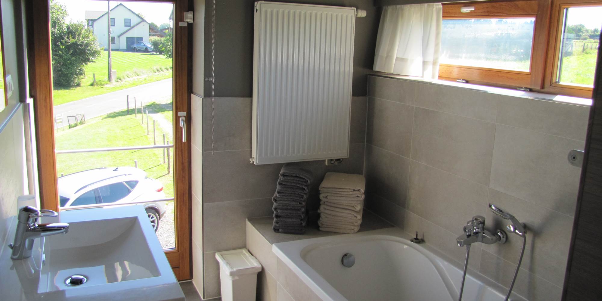 Salle de bain avec baignoire et lavabo-presta