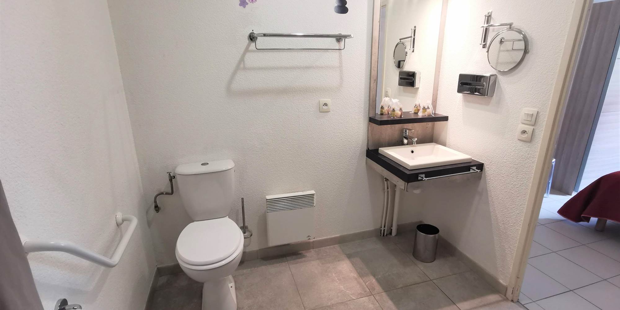 Toilettes et lavabo adaptés PMR