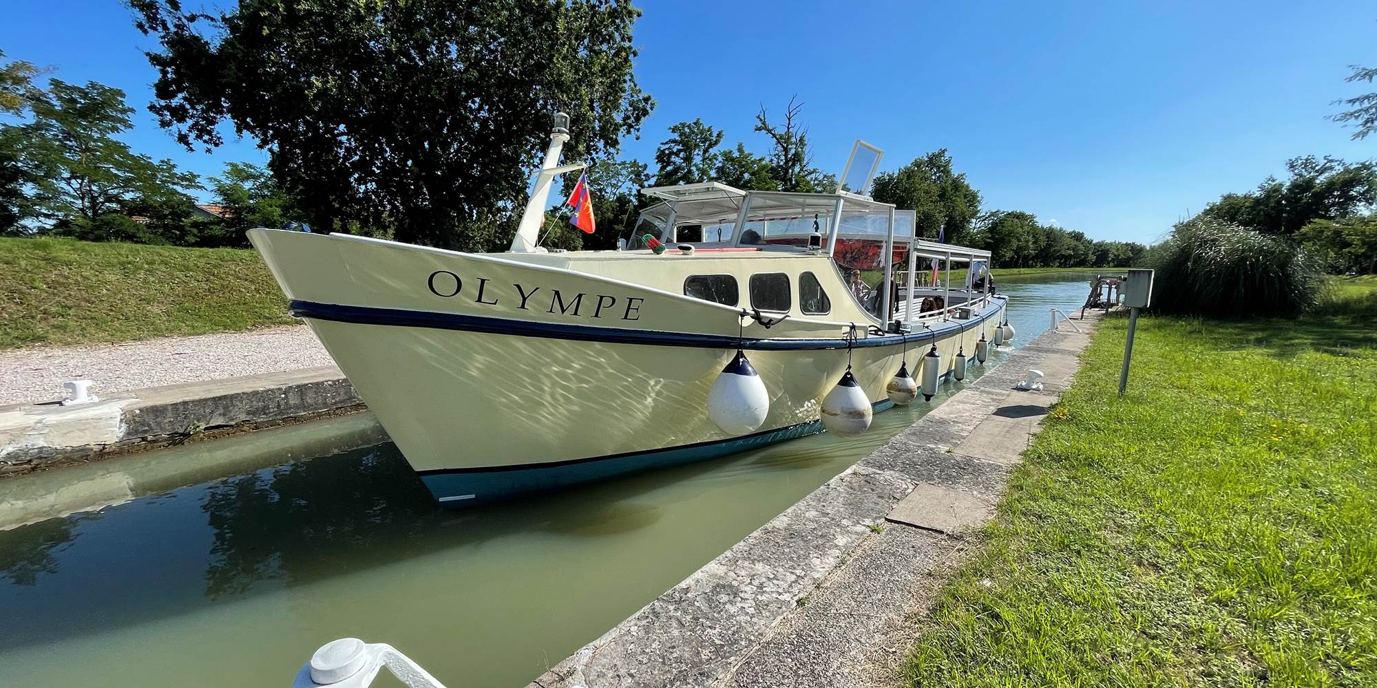 La vedette Olympe entre dans l'écluse de Bordebasse
