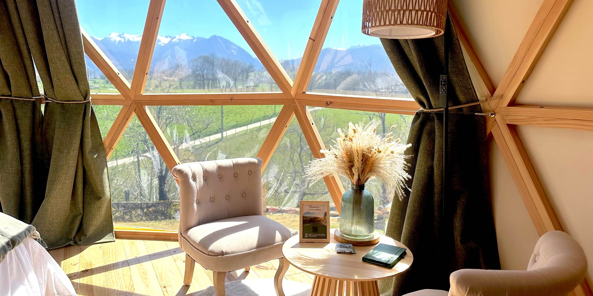 Coin salon, avec fauteuils confortables, et enceinte avec des sons de relaxation