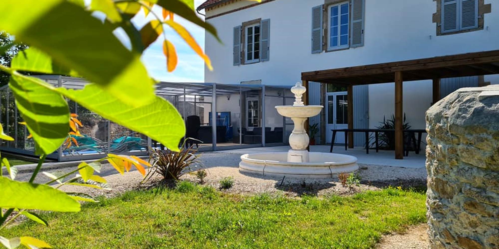 gite-le-lijaly-exterieur-maison-bournezeau-vendee-grande-capacite-famille-vacances.jpg