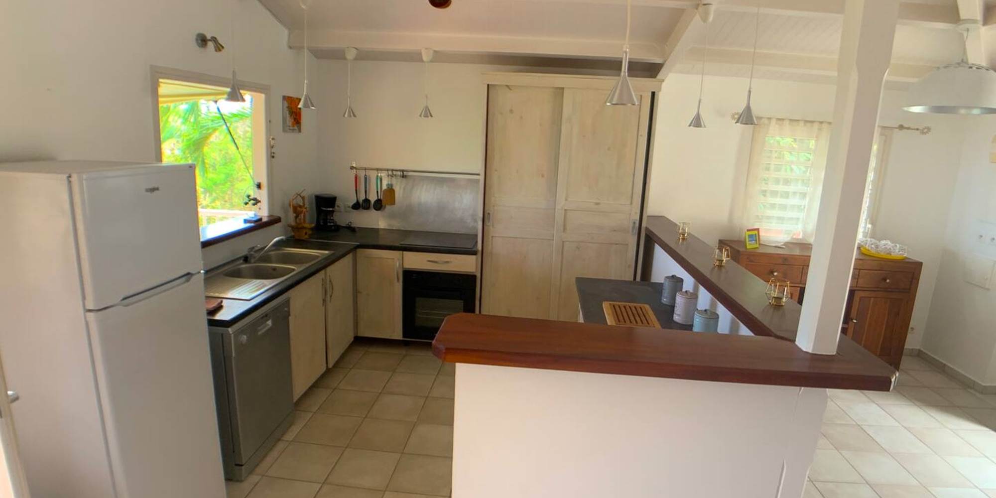 Grande cuisine équipée ouverte sur le séjour et la terrasse