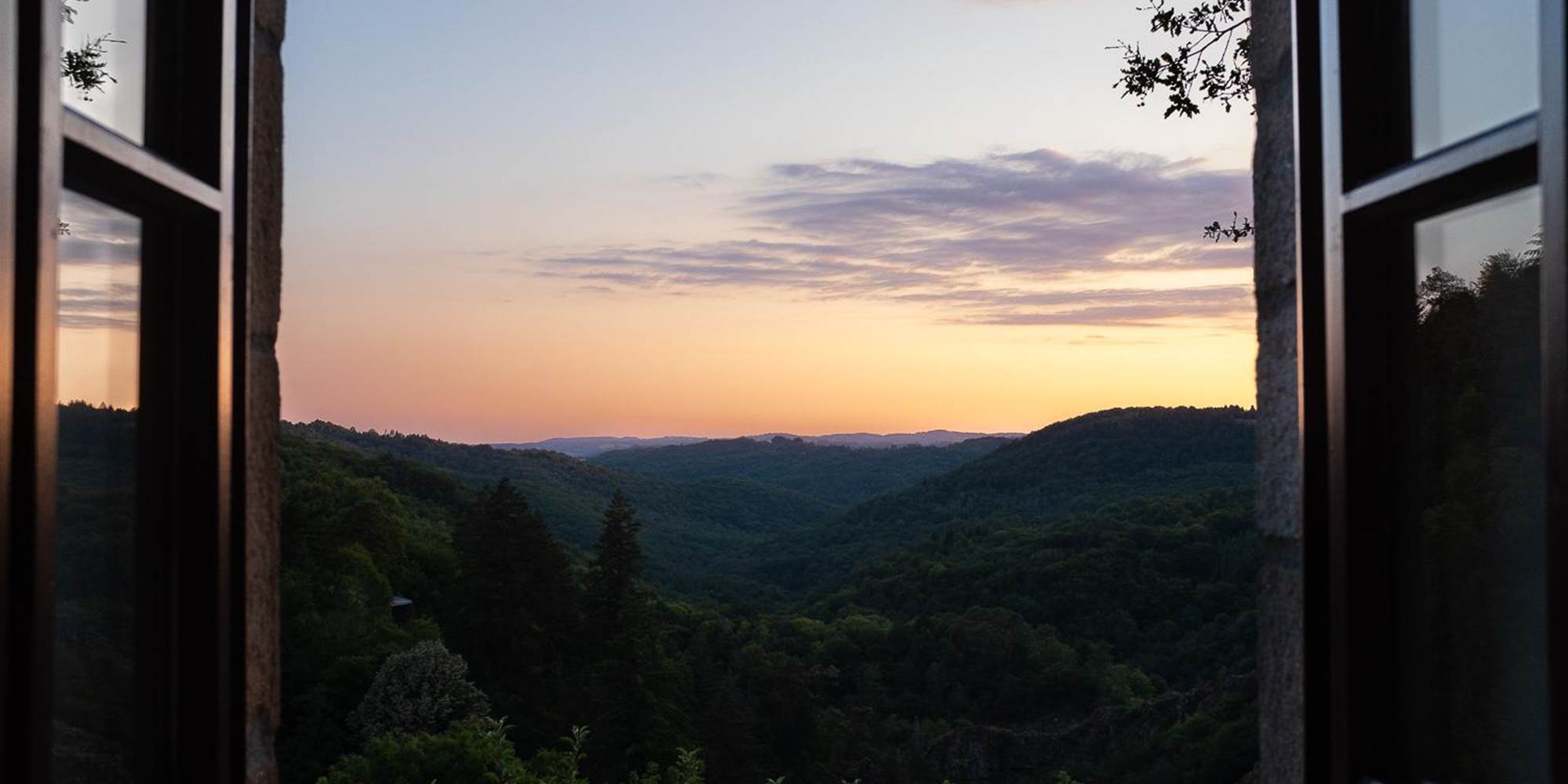 Couchers de soleil spectaculaires depuis les fenêtres de vos Gîtes "Le Chant des Sources" à Gimel-les-Cascades (19).