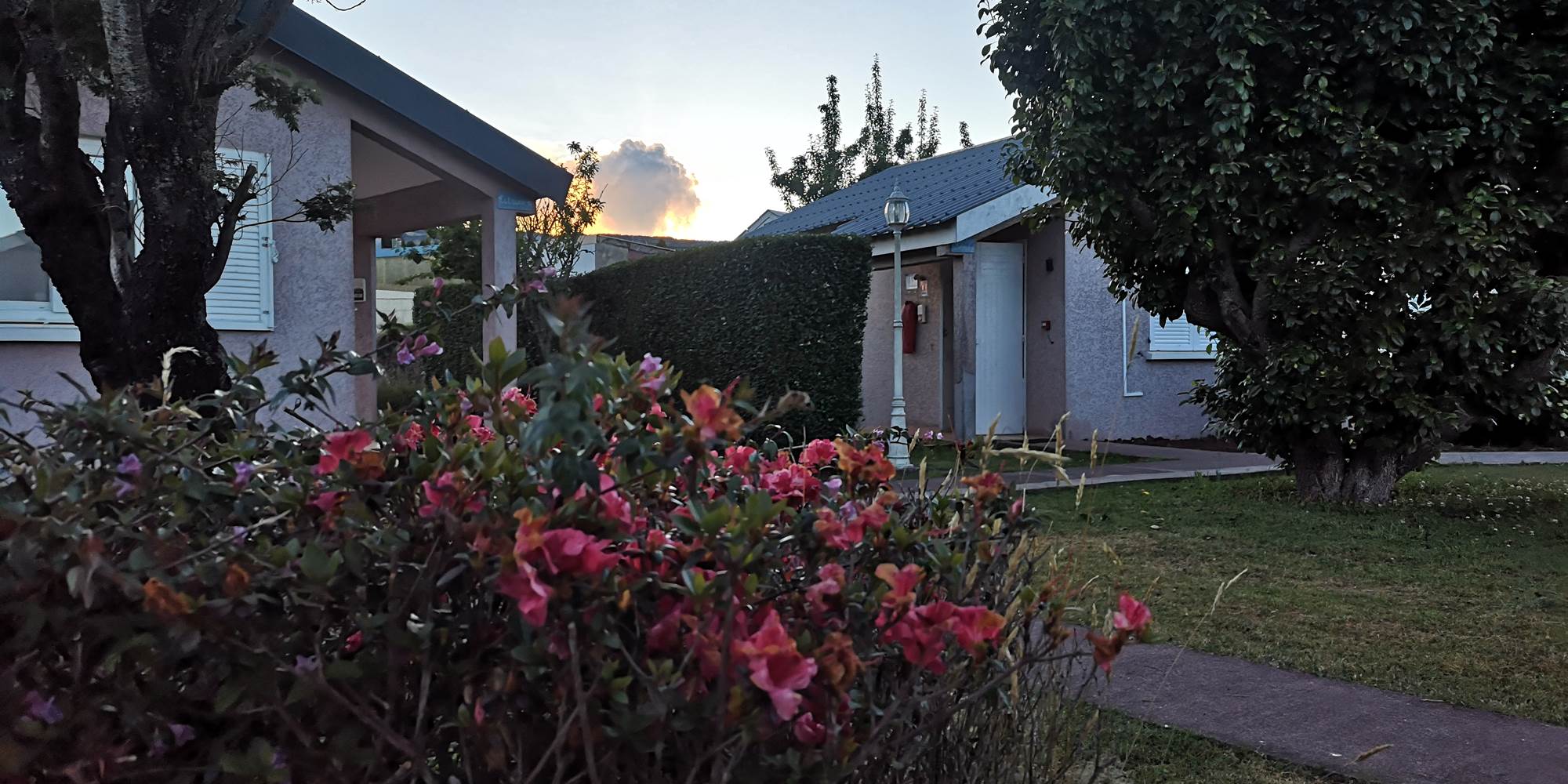 volcan en éruption vue du jardin