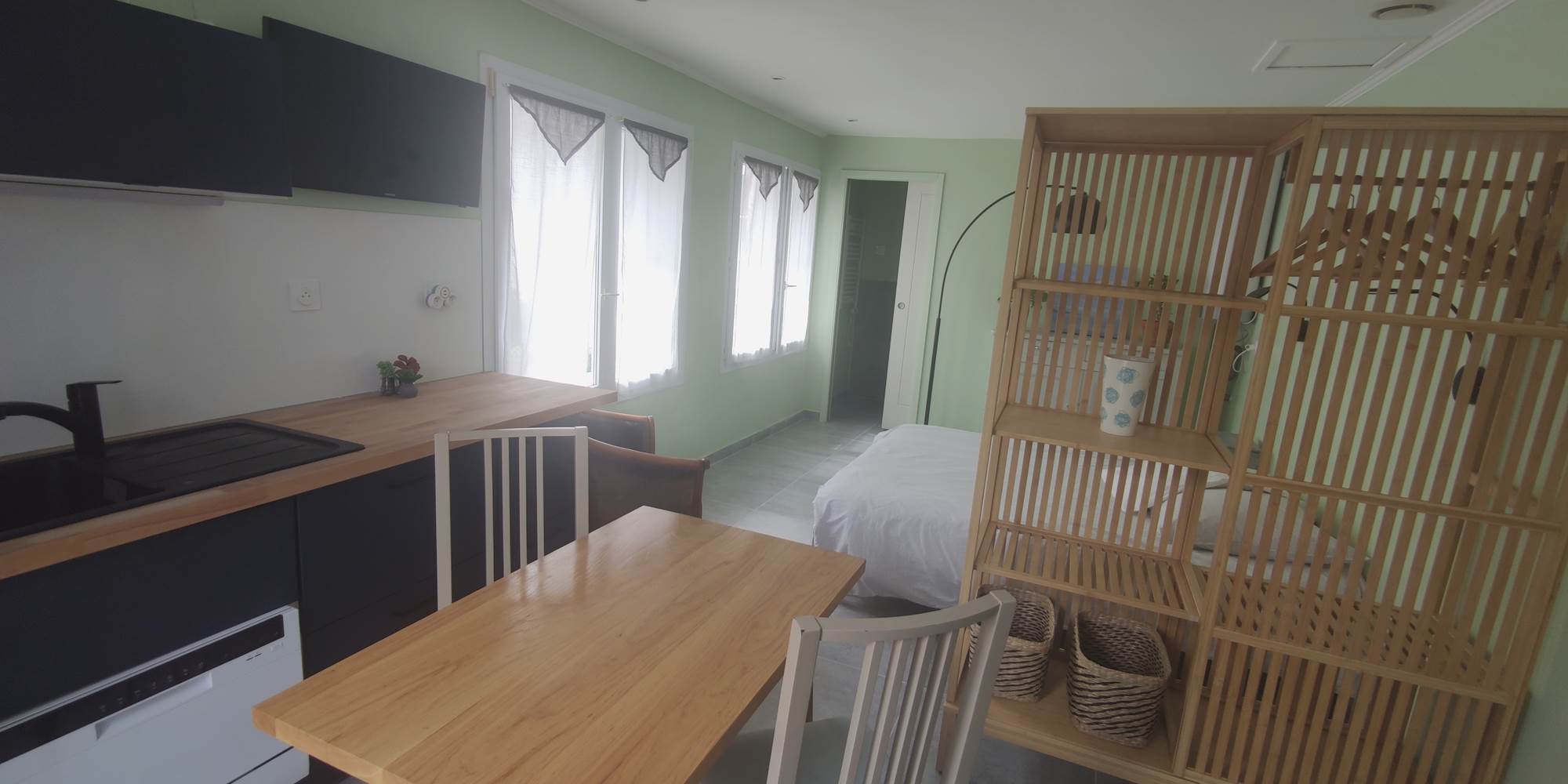 Maison Réthaise 1 : charme, art et confort au centre de La Flotte Une maison soigneusement aménagée avec des pièces lumineuses et tout le nécessaire pour un séjour agréable.