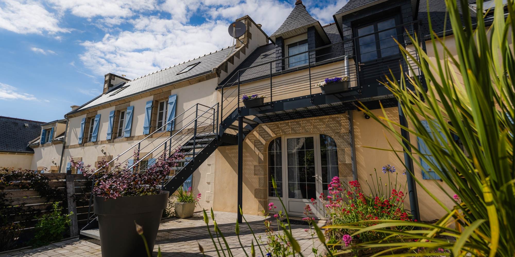 La cour devant les chambres d'hôtes