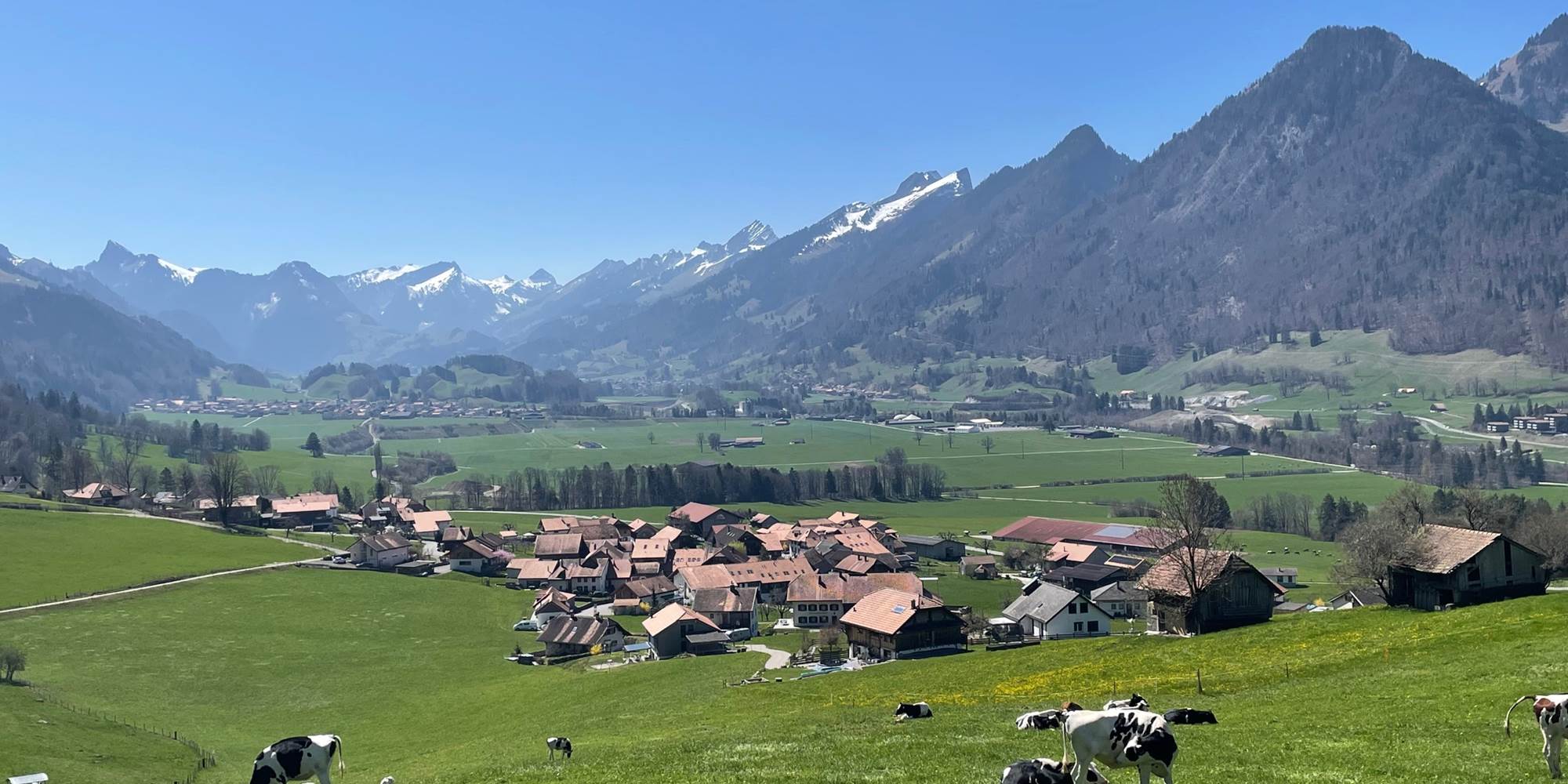 Village_bucolique_vue_montagnes_vacances_tranquilles_suisse
