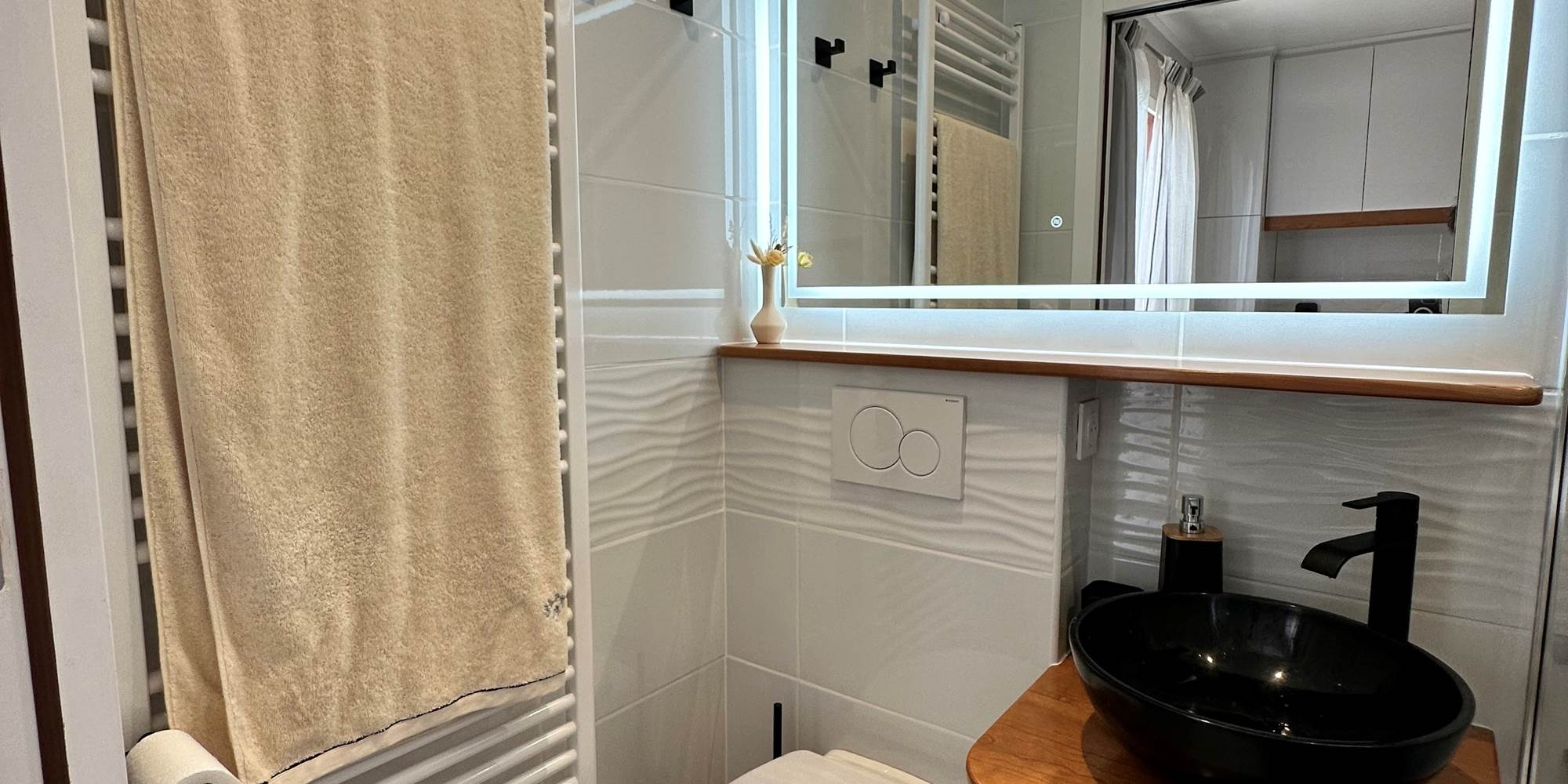 salle-de-bain-chambre-gabriel-vasque-marbe_wc-suspendu_porte-serviette-chauffant_mas-des-anges-chambre-d-hotes-etape-hotel-soussans-margaux_couple_luxe_confort