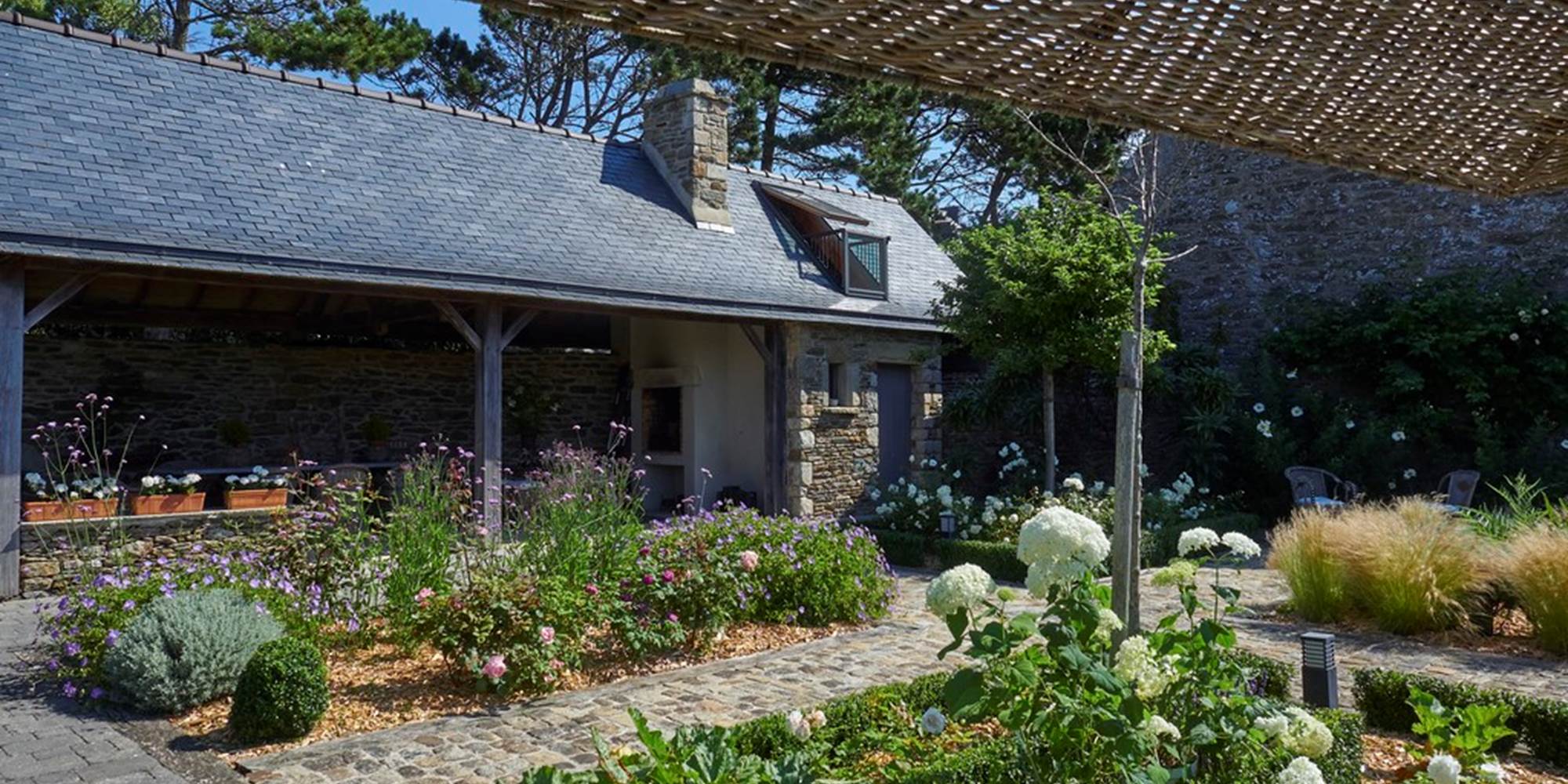 Jardin clos des galets blancs (Copier)