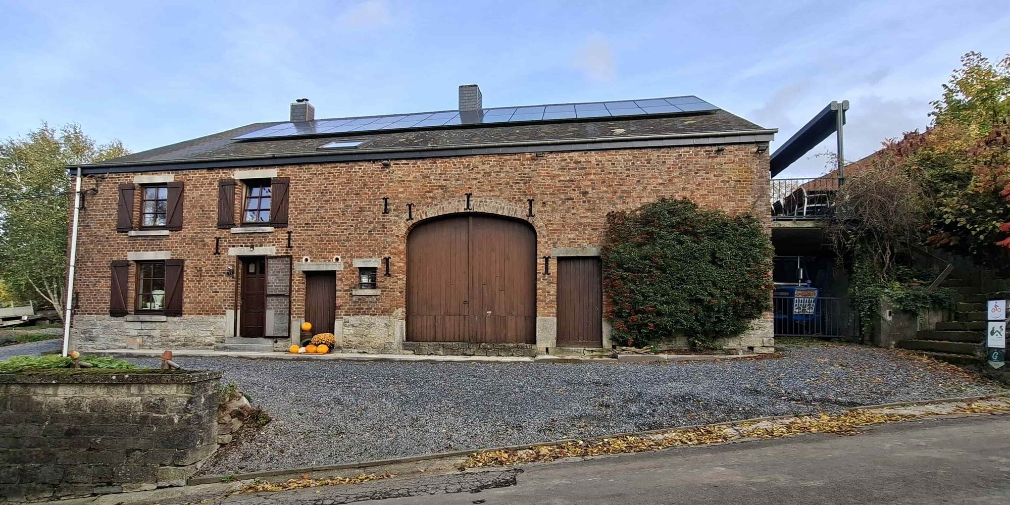 Vue générale de la ferme du Gîte Le Cristal à Beauraing, gîte rural entre Famenne et Ardennes, point de départ de randonnées et balades à vélo.