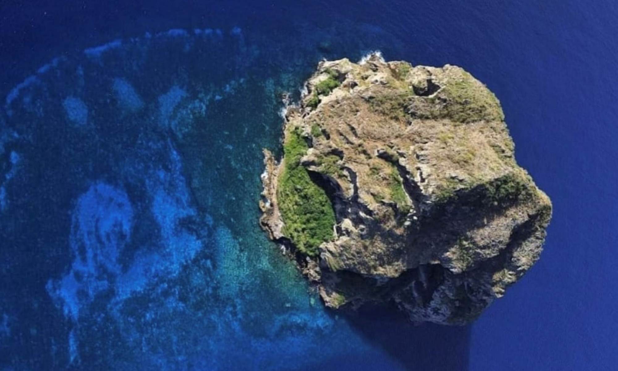 <img src="chemin-de-l-image.jpg" alt="Vue aérienne du Rocher du Diamant au-dessus de la Martinique, depuis Fort-de-France, La Maison de Clémentine, hébergements de luxe" />-galerie