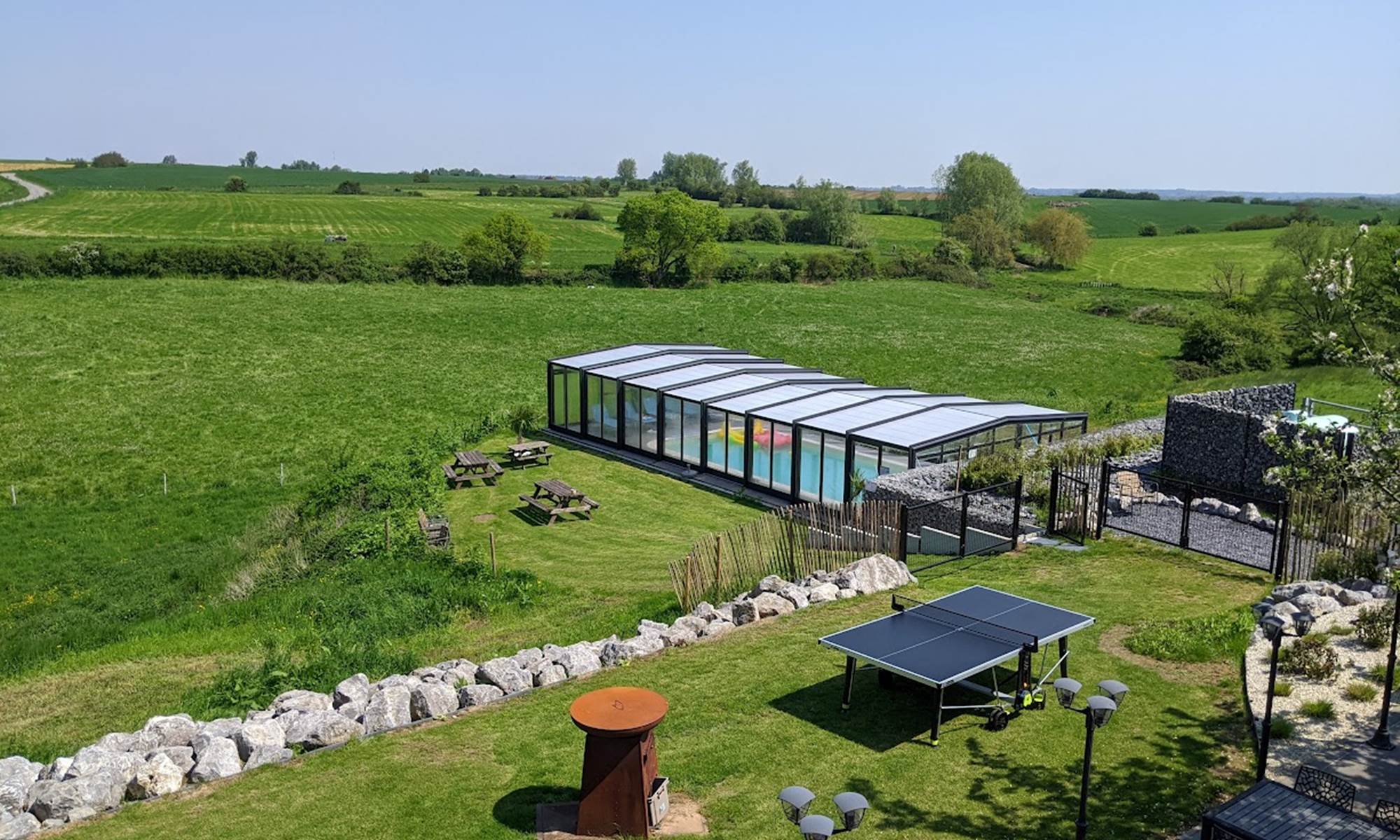 Vue sur la campagne et notre piscine couverte