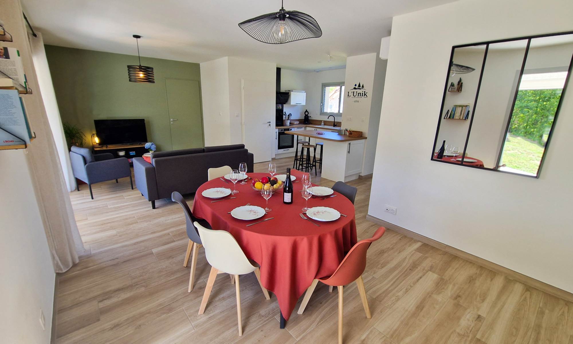 salon-convivial-gite-unik-vacances-famille-nature-creuse